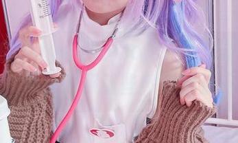 原图里的Sayo Momo，户外的阳光和阴影，似乎都藏着些微妙的暗示。